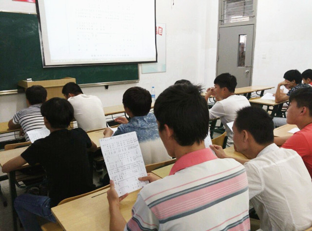 信息工程系在新生中广泛开展校歌学唱