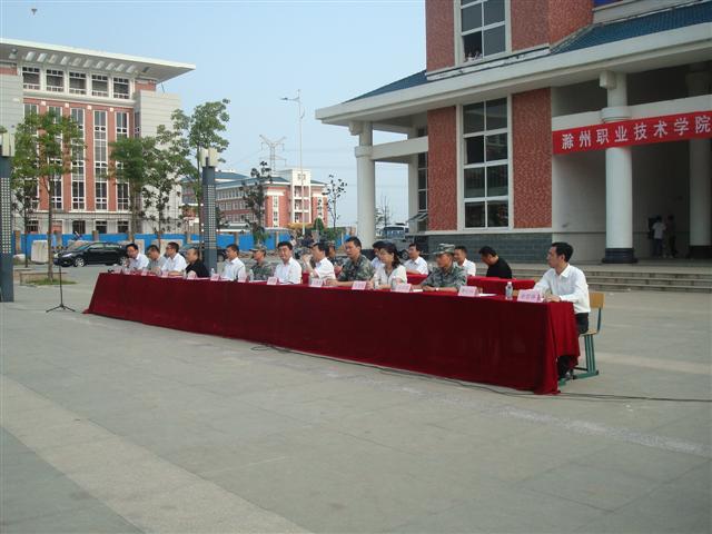 我系新生军训报道之一:体验迷彩之旅