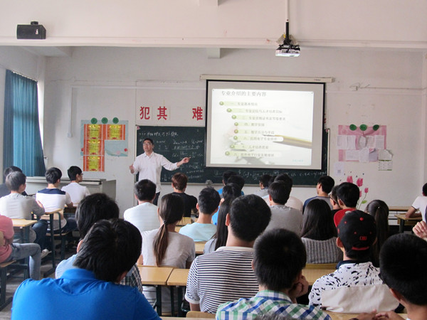 信息工程系各教研室召开2014级新生专业介绍会