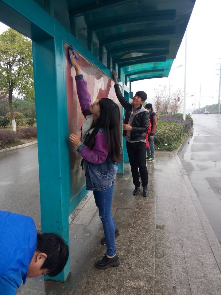 信息工程系志愿者清理公交站台