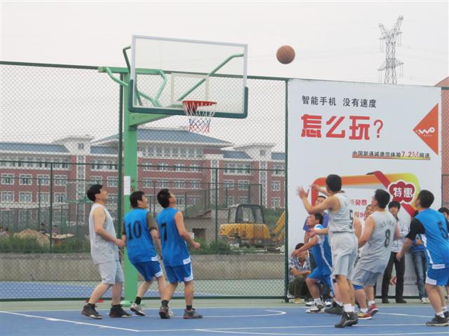 信息工程系教职工篮球队奋力拼搏成功晋级