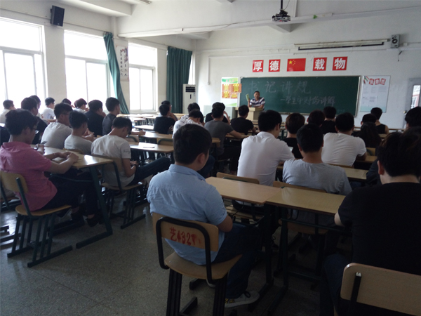 信息系开展“书记讲规——学生手册讲解”座谈会