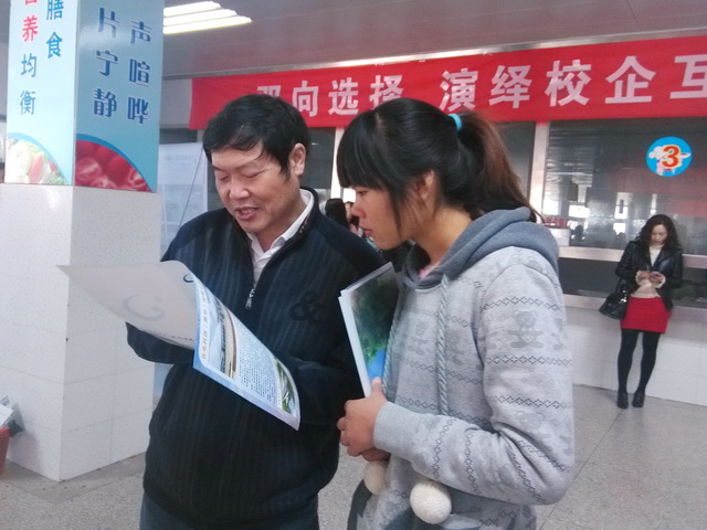 信息工程系领导招聘会现场为2014届毕业生支招