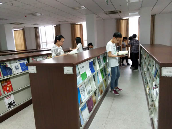 信息系团日活动之走进图书馆