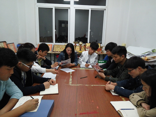 信息系学生会组织其成员学习社会主义核心价值观