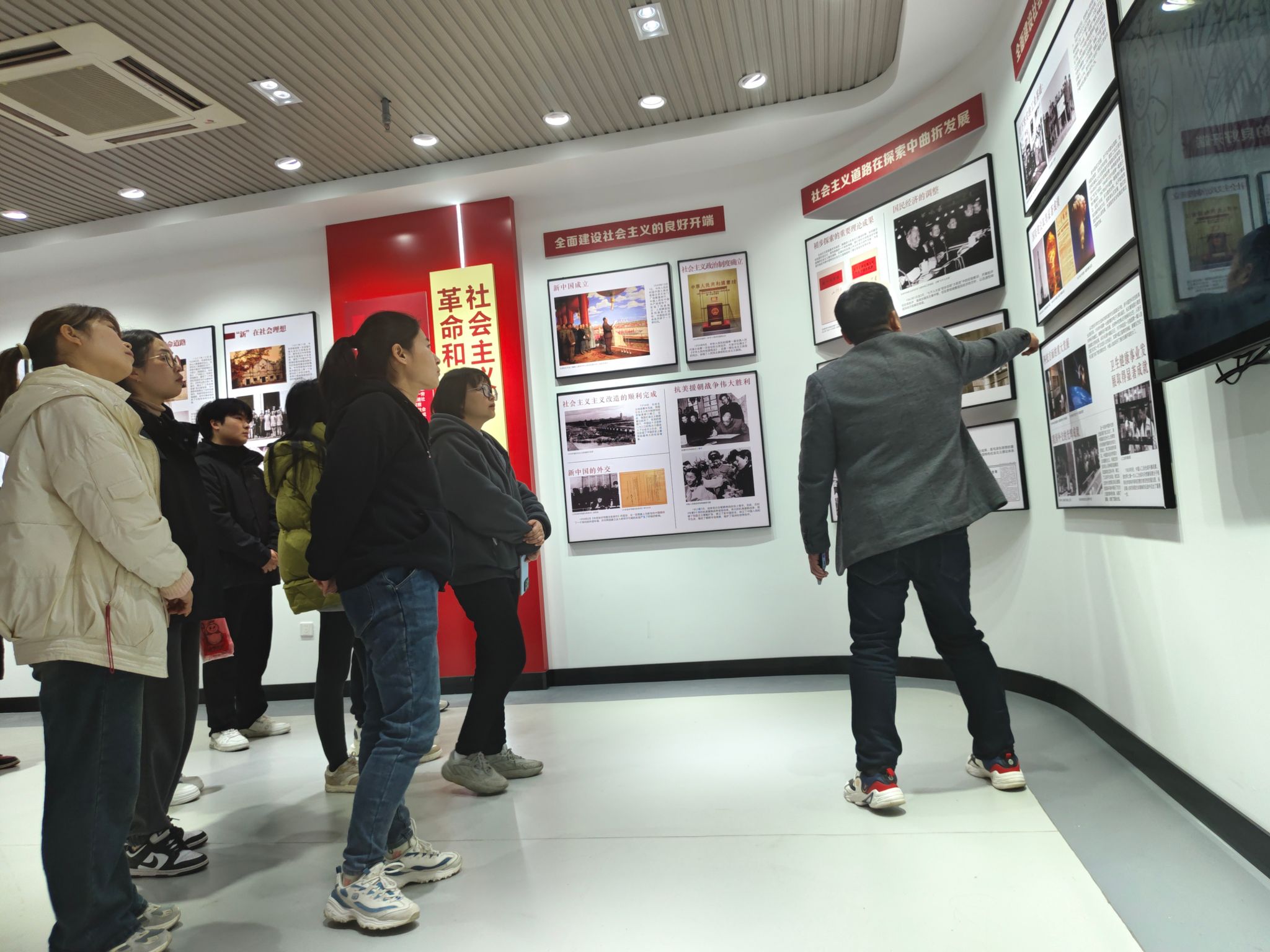 信息工程学院:学生管理联合党支部赴学校“大思政课”数字研学中心开展主题党日活动