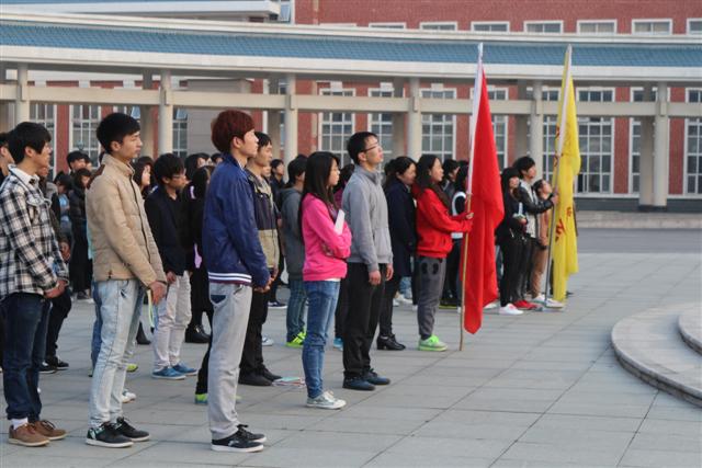 信息工程系团总支开展“学雷锋”主题升旗仪式
